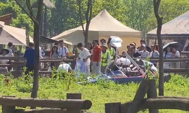 重庆飞行器坠落景区已闭园 两人受伤送医