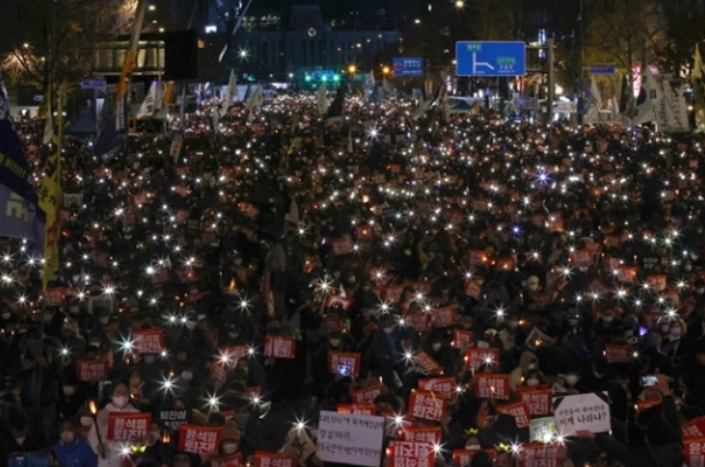 首尔市中心19日晚爆发大规模烛光集会，抗议者聚集敦促韩国总统尹锡悦下台。 图自韩媒