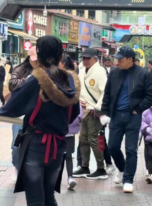 郭晶晶儿子买奶茶给霍震霆喝第一口 家风好暖人心