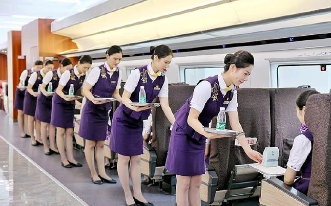 媒体评高铁裙装争议 舒适与专业的权衡