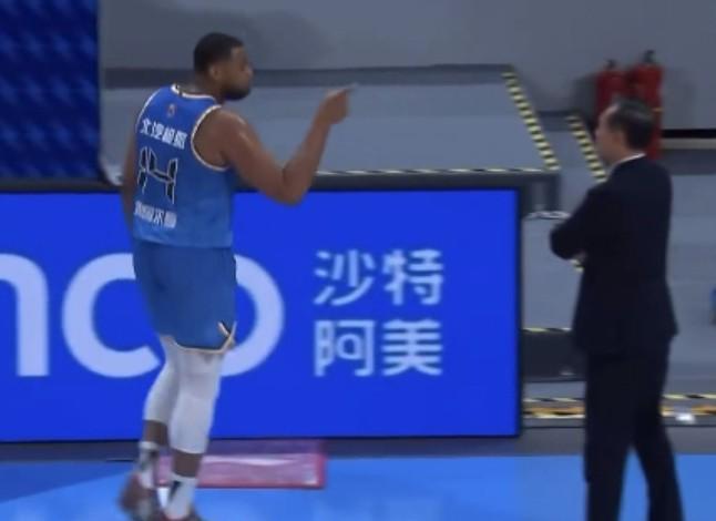 北京男篮主帅谈与外援争执：希望斯佩尔曼不要把负面情绪带给全队