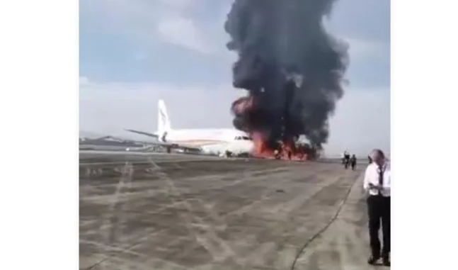重庆江北机场一飞机冲出跑道起火