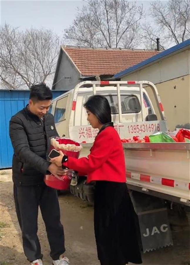 山东实在小伙开货车拉礼物定亲 女方：这是本地风俗