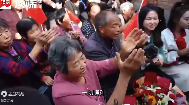 神十七发射成功，江新林父亲挥国旗欢呼激动落泪，说等儿子回来一定蒸他最爱吃的馒头
