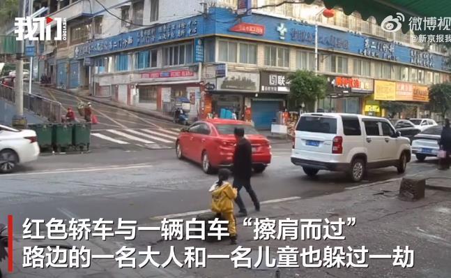 红车坡上倒滑险撞白车 路人躲过一劫