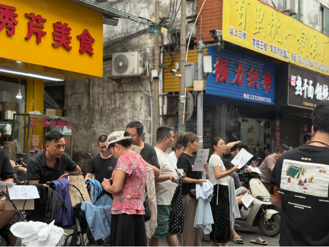 关税风暴继续 中国外贸商家没有慌乱 寻找新出路