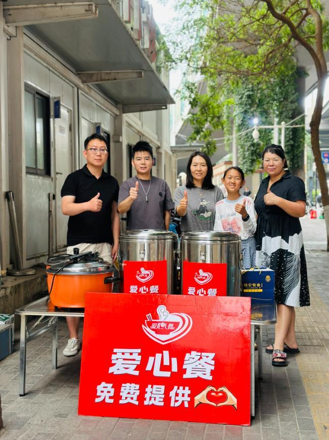 兰州小伙医院门口派送爱心餐 温暖传递金城