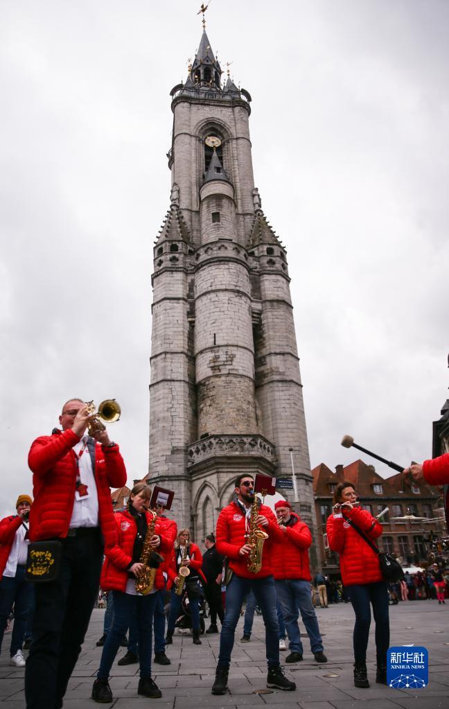 比利时图尔奈举办狂欢节