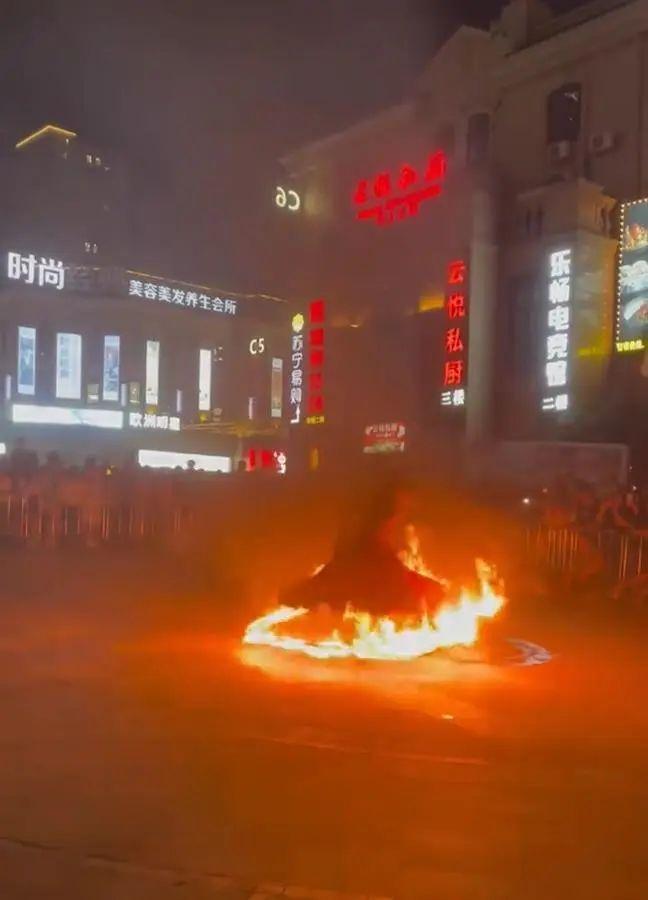 女演員商場(chǎng)表演火裙舞時(shí)三度燒傷 治療費(fèi)用引爭(zhēng)議