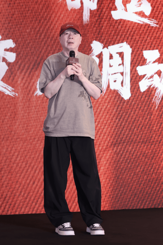 馮小剛介紹電影《抓特務(wù)》談胡歌雷佳音