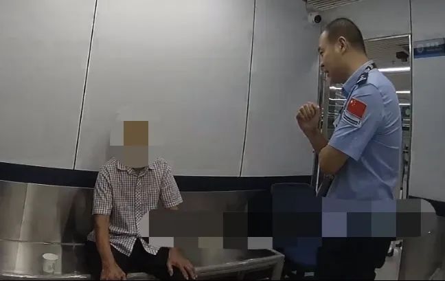 大爷改年龄被查却说别告诉女朋友 为爱“减龄”闹剧