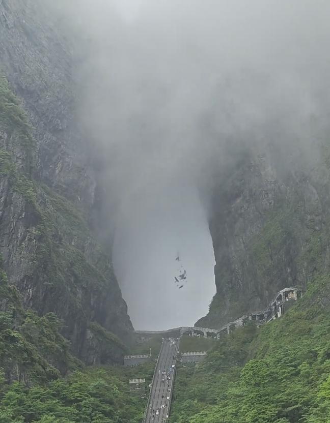 张家界天门山天降落石