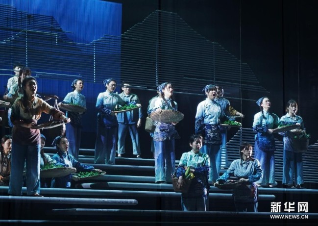 4月5日晚，演员在江西艺术中心表演歌剧《山茶花开》。