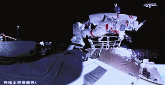 照片：神舟十二号乘组两名航天员已出舱
