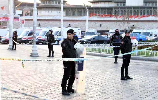 11月13日，警察在土耳其伊斯坦布尔市中心塔克西姆广场警戒。新华社