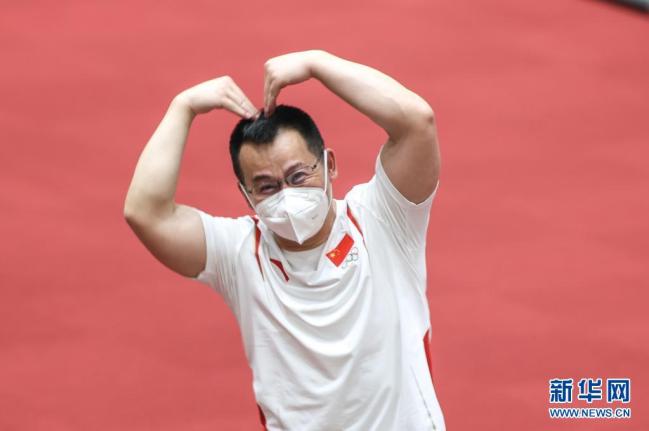 举重——中国队进行首次热身训练 