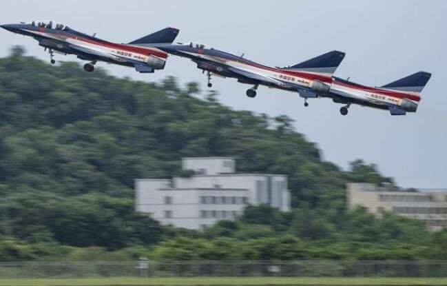 八一飞行表演队战机三机编队起飞。