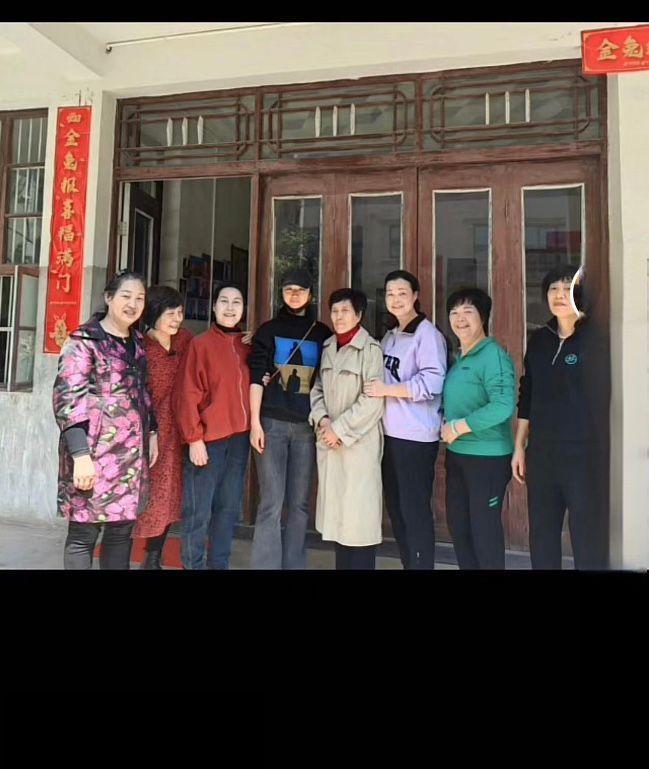 汤唯夫妇回浙江老家扫墓 汤唯本人素颜出镜 穿的还是《分手的决心》官方卫衣