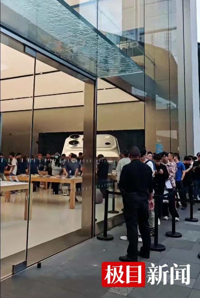 iPhone17发售 有人凌晨2点坐车排队 果粉热情不减