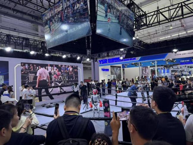 机器人大会：展台水泄不通 观众眼里放光！