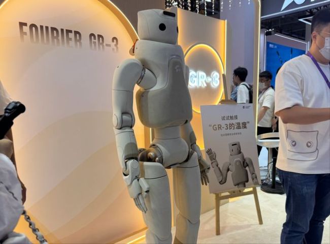 机器人大会：展台水泄不通 观众眼里放光！