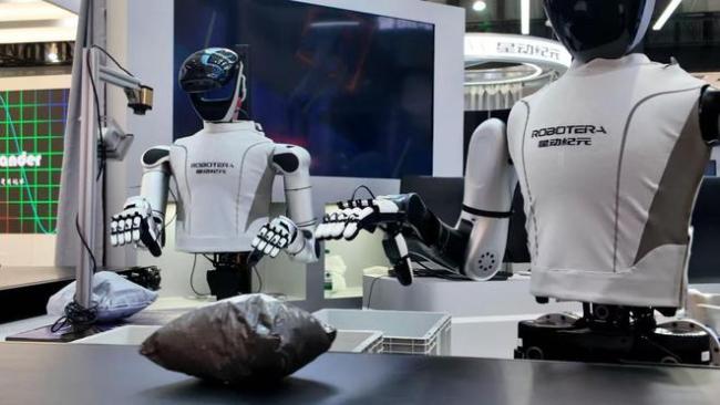 机器人大会：展台水泄不通 观众眼里放光！