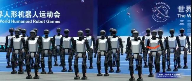 暴雨之下1万多人，500个机器人燃爆全场，世界人形机器人运动会来了