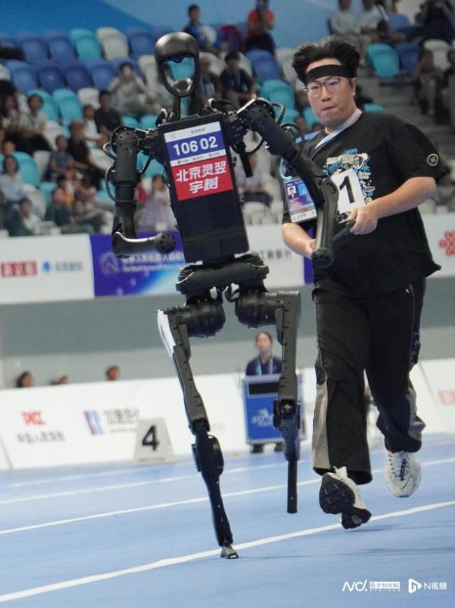 宇树机器人跑步赢了“半马冠军”，为何两家都不太服气？