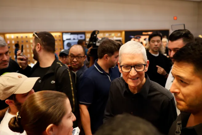 苹果 2025 最重要一天，库克在第五大道 Apple Store 共庆 iPhone 17 系列发售