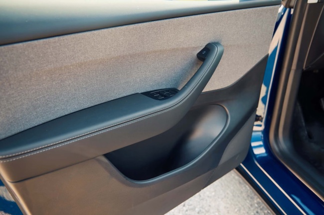 特斯拉 Model Y 标准版在美国上市：织物座椅、封天窗、续航 517 公里，起价跌破 4 万美元