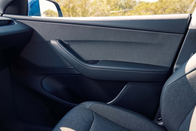 特斯拉 Model Y 标准版在美国上市：织物座椅、封天窗、续航 517 公里，起价跌破 4 万美元
