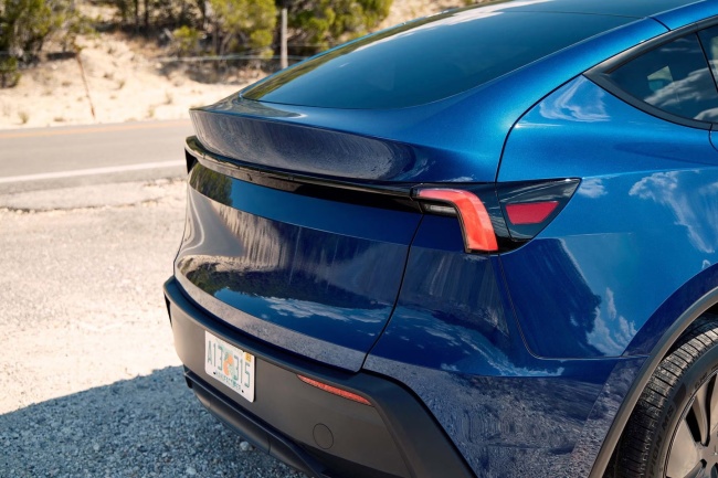 特斯拉 Model Y 标准版在美国上市：织物座椅、封天窗、续航 517 公里，起价跌破 4 万美元
