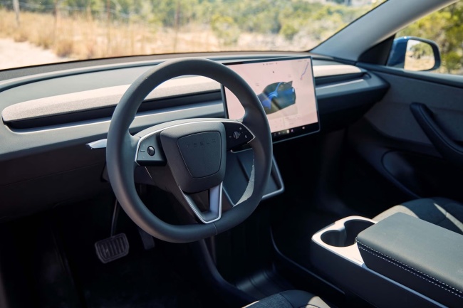特斯拉 Model Y 标准版在美国上市：织物座椅、封天窗、续航 517 公里，起价跌破 4 万美元