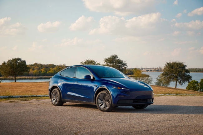 特斯拉 Model Y 标准版在美国上市：织物座椅、封天窗、续航 517 公里，起价跌破 4 万美元