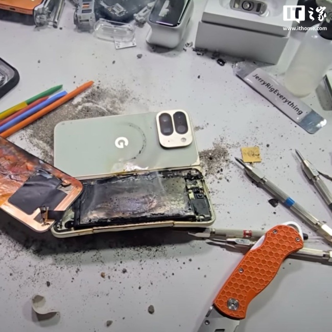 十年来头一遭：谷歌 Pixel 10 Pro Fold 折叠屏手机弯折测试中电池破裂起火