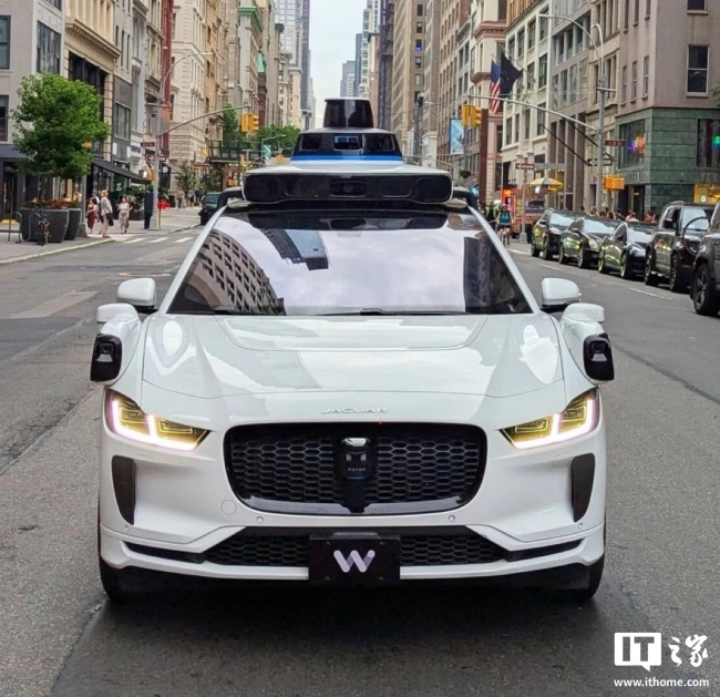 Waymo 自动驾驶出租车绕行停靠校车，美国监管机构展开调查