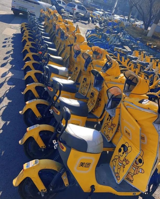 不止有“暖暖手套”，全国 140+ 城市和地区的美团电单车陆续装上挡风被
