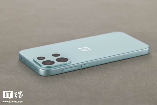 IT之家开箱一加 Turbo 6 旷野绿图赏：小清新配色，果味有点足