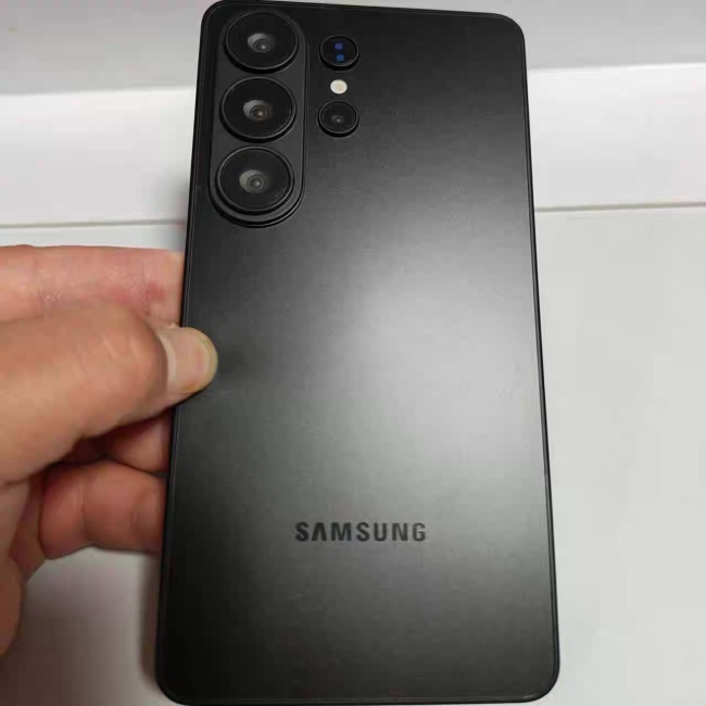 三星 Galaxy S26 Ultra 手机机模曝光：圆角边框、药丸状相机凸起