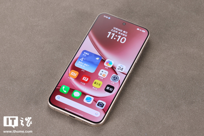 IT之家开箱小米 REDMI Note 15 Pro「车厘子红」:深邃浓郁高级红,开启 2026 红运当头