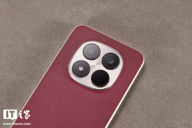 IT之家开箱小米 REDMI Note 15 Pro「车厘子红」:深邃浓郁高级红,开启 2026 红运当头