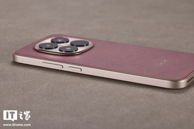 IT之家开箱小米 REDMI Note 15 Pro「车厘子红」:深邃浓郁高级红,开启 2026 红运当头