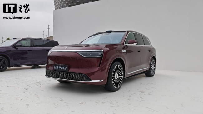 消息称鸿蒙智行问界 M8 和 M9 车型三连副驾屏将支持享界 S9T 同款开门车外视角提醒功能