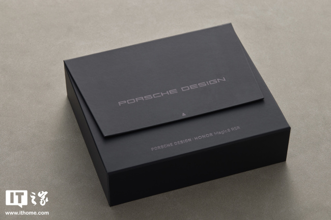 IT之家开箱荣耀 Magic8 RSR 保时捷设计图赏：经典飞线动感十足，月光石细腻典雅