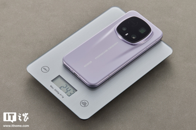 IT之家开箱荣耀 Magic8 RSR 保时捷设计图赏：经典飞线动感十足，月光石细腻典雅