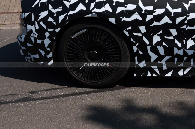 梅赛德斯-AMG 新款 GT 四门电动车内饰首曝：运动型方向盘，动力预估超 1300 马力