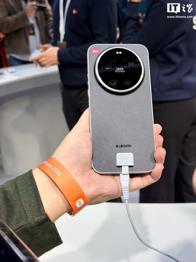 IT之家图赏小米 17 Ultra 徕卡海外版“LEITZPHONE”实拍:差异化后盖设计,香槟金边框