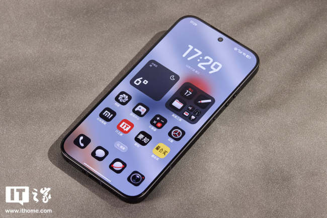 IT之家图赏小米 17 Ultra 徕卡海外版“LEITZPHONE”实拍:差异化后盖设计,香槟金边框