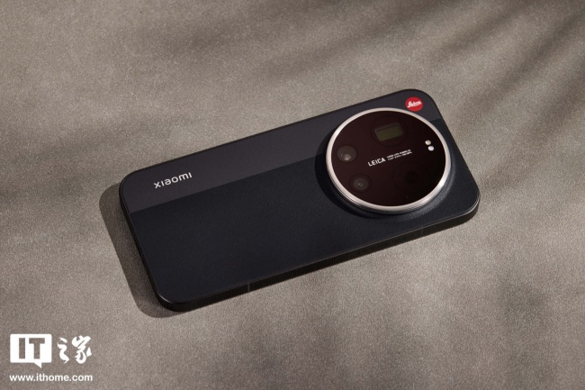 IT之家图赏小米 17 Ultra 徕卡海外版“LEITZPHONE”实拍:差异化后盖设计,香槟金边框
