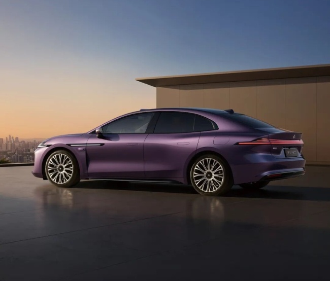 广汽昊铂 A800 轿车确认搭载乾崑云曦 × HUAWEI XPIXEL,支持远程自定义灯语